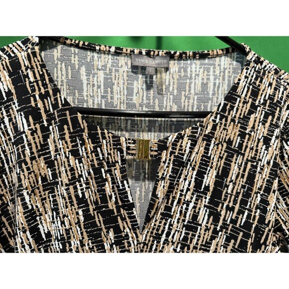 Vince Camuto Women’s L - Abstract Print Stretch Top w/ Gold Accent Ruched Sides - Picture 3 of 5